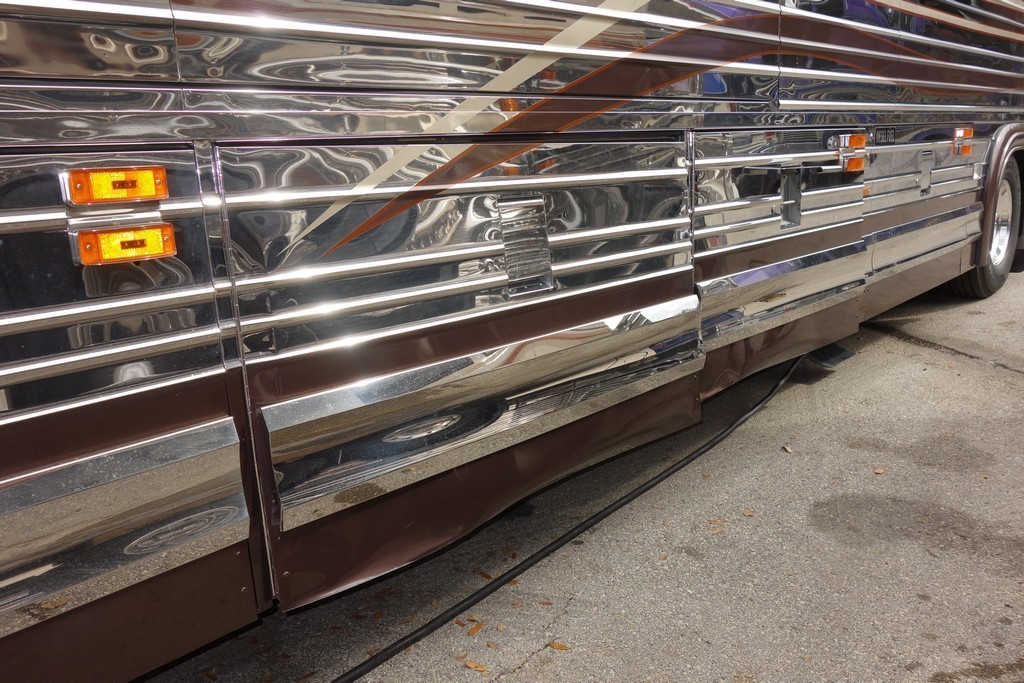 Prevost Marathon XL II Collision 01 (1).JPG